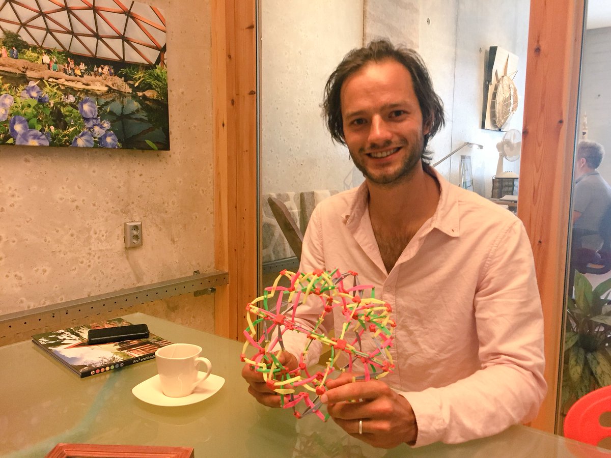 In gesprek met innovator Jesper Habraken over zijn plan om een eco productie wijk te maken met geodetische koepels. <a href="/abluning/">ABL</a>