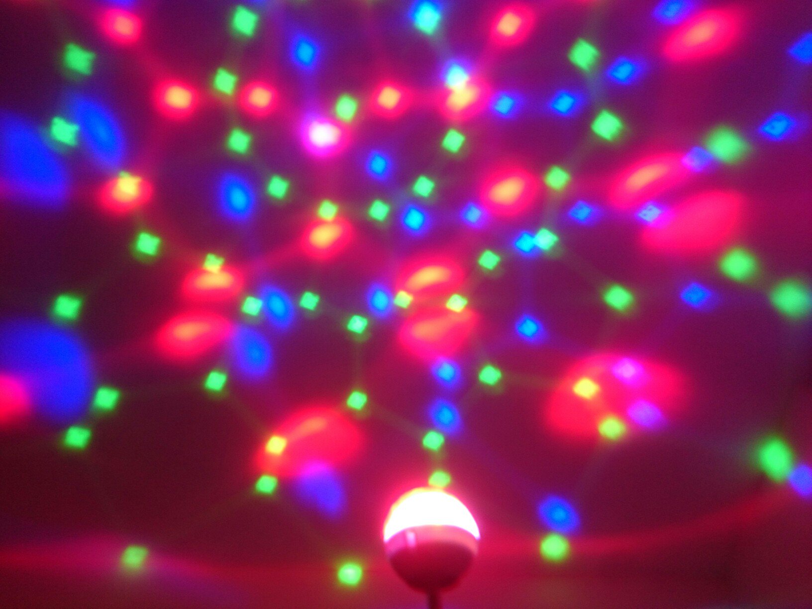 Ssyk ミラーボールで部屋をダンスフロアにして好きな音楽を近所迷惑にならない程度の大音量でかけて踊るのが最近のストレス解消法 2 000円くらいで買えるのにusbで給電できて内蔵マイクで光が音楽に同期するってすぐれもの T Co Rqrcaw7qbq