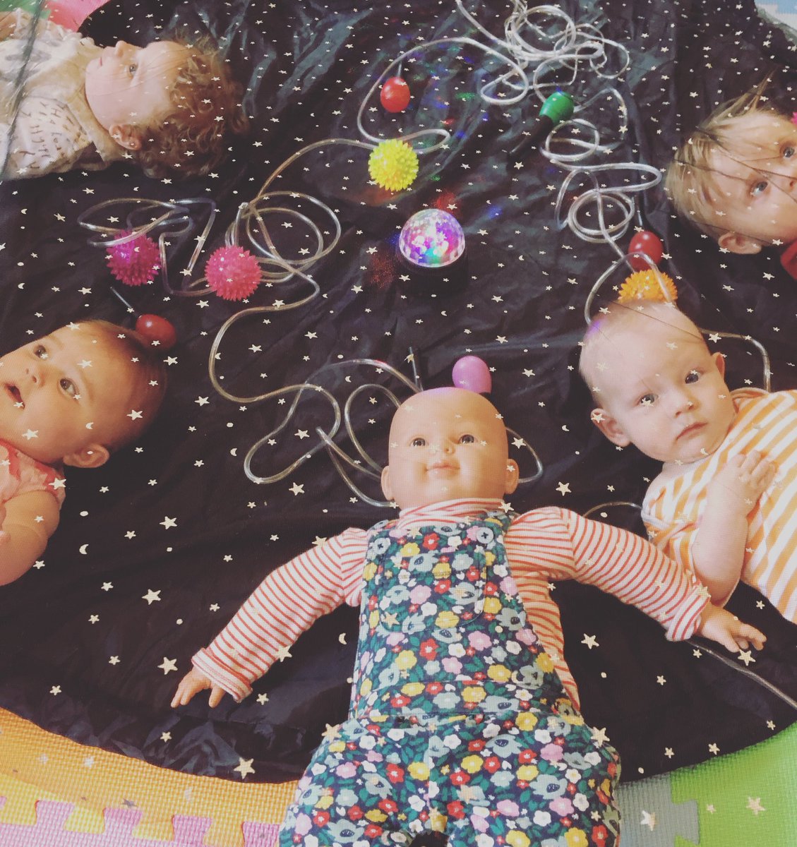 Some of our gorgeous Wrigglers today, mesmerised by our stars! 🌟 Our September terms are filling up already (eek!) so be sure to get in touch if you’d like a place #daisywrigglers #babyyoga #sensoryplay #ockbrook #westhallam #babydevelopment #babymilestones #mumfriends