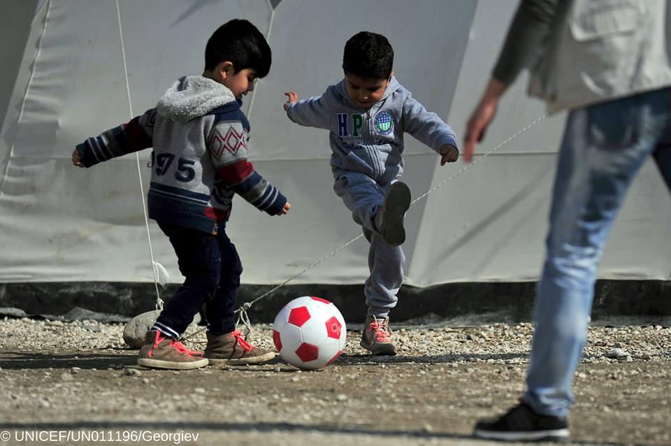 UNICEF_france's tweet photo. Le sport ⚽ et le jeu ⛹sont des droits fondamentaux des enfants au même titre que la #santé et l’#éducation. Ils jouent un rôle capital pour le développement, le bonheur et le bien-être des enfants et des jeunes 🤸
👉 https://t.co/yeEH2x87z8 #JeudiPhoto #LeButLePlusLong https://t.co/Sne4vqxTUj