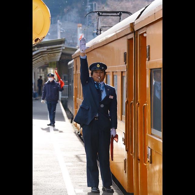 かわね Twitter પર 吉川美南さん Takeyoshi485 と車掌さんコラボ 小雪舞う金谷駅 最終乗務の力強い出発合図 18 2 12 14 58 働く姿がかっこよくてついつい 大井川鐵道 大鐵 大井川鉄道 金谷駅 車掌 出発合図 さわやかウォーキング Oigawarailway