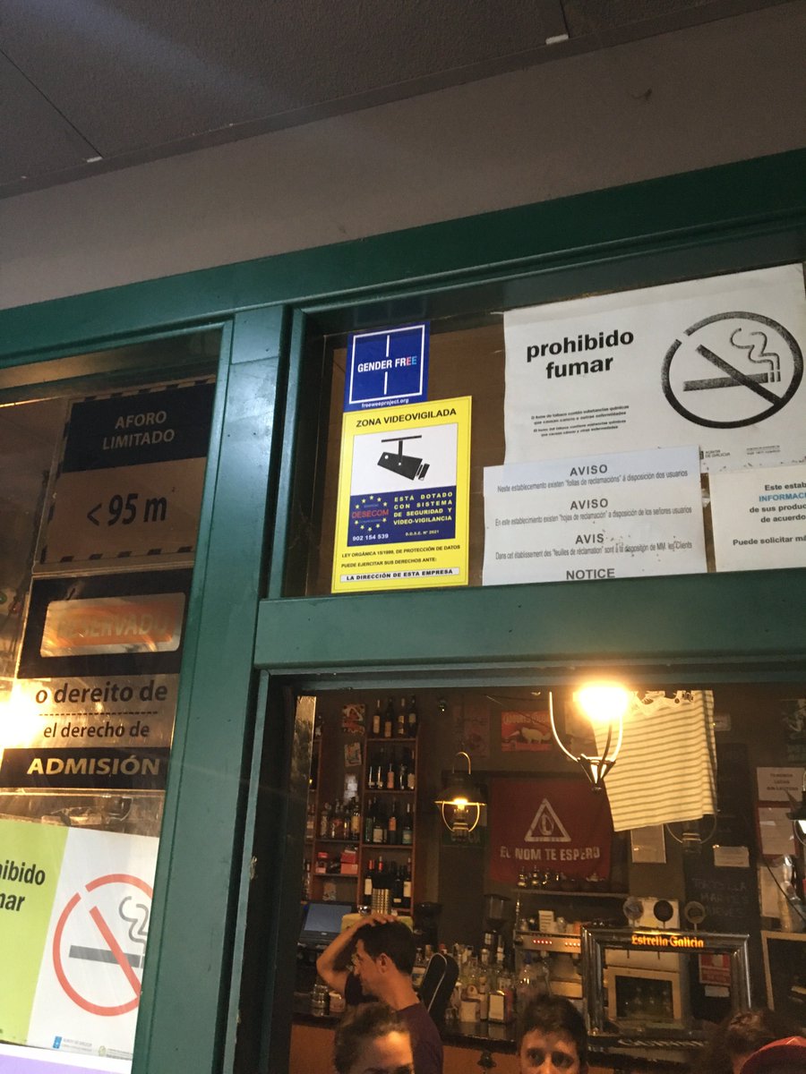 Ayer liberamos un baño de la separación por género binario en #Ourense la #TeteríaGrándola Un maravilloso equipo del festival que nos acoge <a href="/Corpoaterra/">Corpo(a)terra</a> está con nosotres ayudándonos a hacer los aseos #GenderFree 👏🏿❤️🧡💚💙💜👏🏿