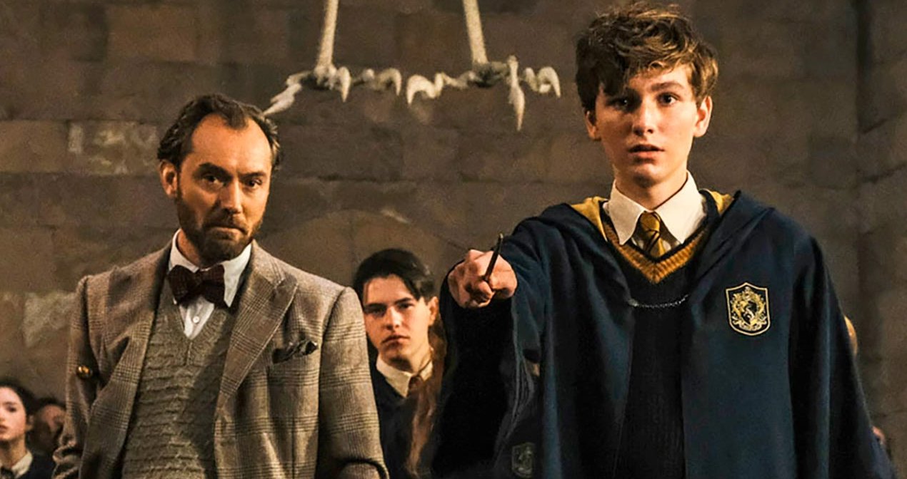 SnitchSeeker.com on Twitter: "Photo: First look at Hogwarts student Newt Scamander in 'Fantastic Beasts: The Crimes of Grindelwald' https://t.co/4Lajyy4SpW https://t.co/vMZ0kKMJhK" / Twitter