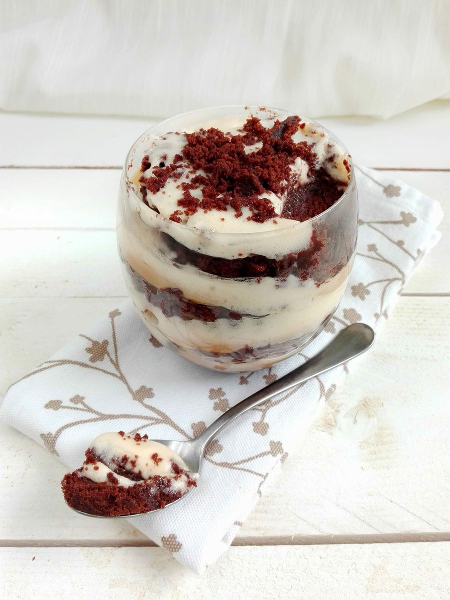 Facciamo merenda?? 😋😋 Questo #tiramisù con biscotto #brownies e crema al #mascarpone è davvero perfetto 🔝🔝 Ce lo prepara Jessica, <a href="/Lacasaperdue/">Jessica Serra</a>, e per essere ancora più goloso l’ha arricchiti con una salsa al mou!!!Ricetta qui lacasaperdue.it/2018/07/browni… 😍