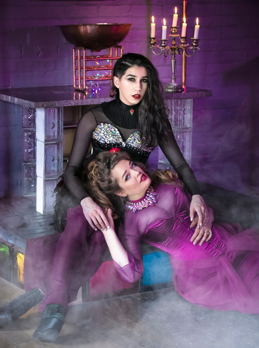 #FringeTO: Frightening, titillating portents and mysterious, alluring creatures in the burlesque adaptation of the queer vampire tale Carmilla - <a href="/THEPAINTEDLADYY/">THE*PAINTED*LADY</a> to July 15. lifewithmorecowbell.com/2018/07/12/tor… #FringeFemmeTO