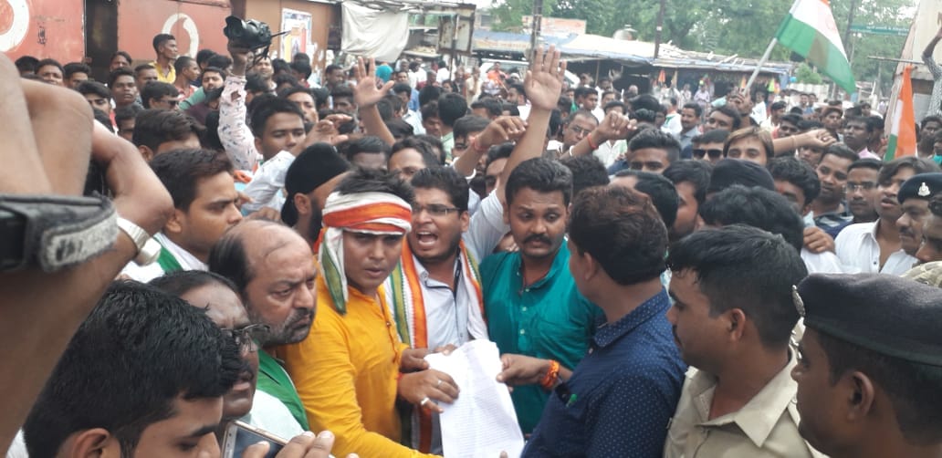 IYCChhattisgarh's tweet photo. आज भारत बचाओ जन आंदोलन के अंतर्गत जिला जांजगीर चम्पा युवा कांग्रेस द्वारा क्षेत्र में बढ़ते भष्ट्राचार के विरुद्ध  तहसील कार्यालय का घेराव कर उग्र प्रदर्शन कर मांग-पत्र सौंपा।
#CGPYC
#SaveIndia https://t.co/jLSOsB3kRf