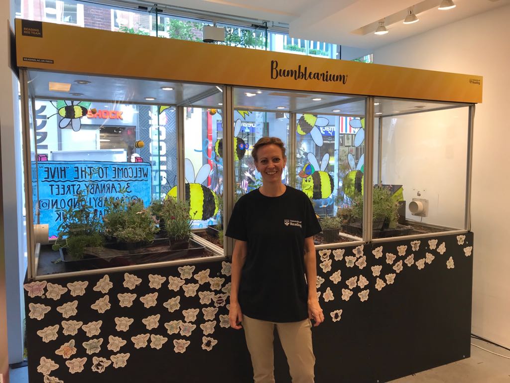 CAER_Reading's tweet photo. @UniRdg_SAPD &amp; @CAER_Reading alumna @alexa_varah volunteering today with the #ReadingBeeTeam 🐝 at #BeesNeeds week @CarnabyLondon. Very pleased to have you back with us  Dr. Varah! 🙂 https://t.co/k9kJRUBjTh