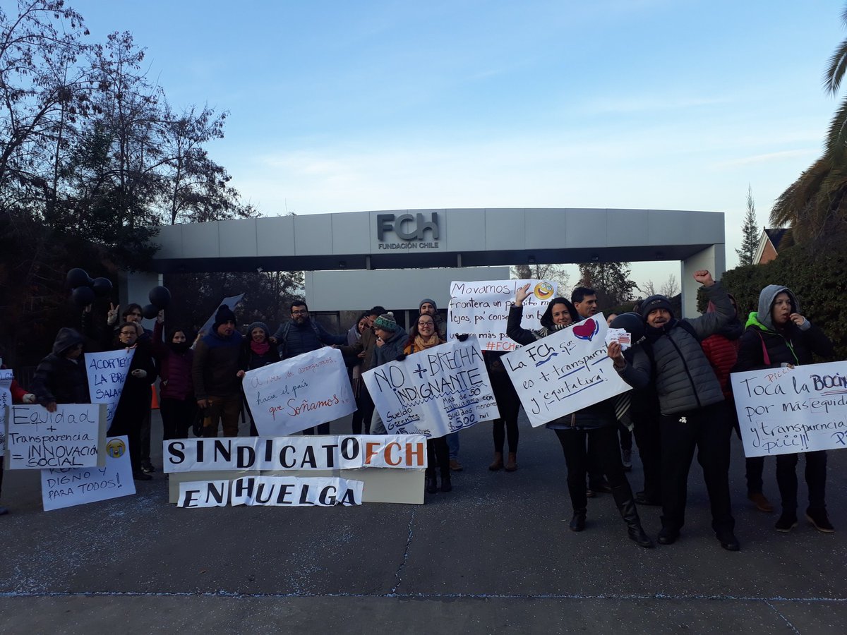 sindicato_fch's tweet photo. @Sindintegra_1 En Fundación Chile estamos en el #Día2 de huelga legal! 📣📣📣 https://t.co/wZH59eutCb