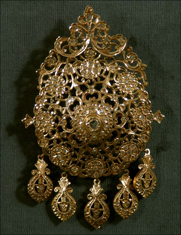 moroccanmuseum's tweet photo. Bijoux  frontal #Tabaa made in Fez
 ذهب قديم من فاس : طابع يوضع على الجبهة هدا طابع خاص بنساء المغرب  فقط ومن اجمل المجوهرات التي توضع على الجبين 
#الحلي_المغربي
#morrocanaccessories #world #worldbride #moroccanculture #traditionalworld #morocco #culture #متحف_المغرب https://t.co/y0S60AgkvS