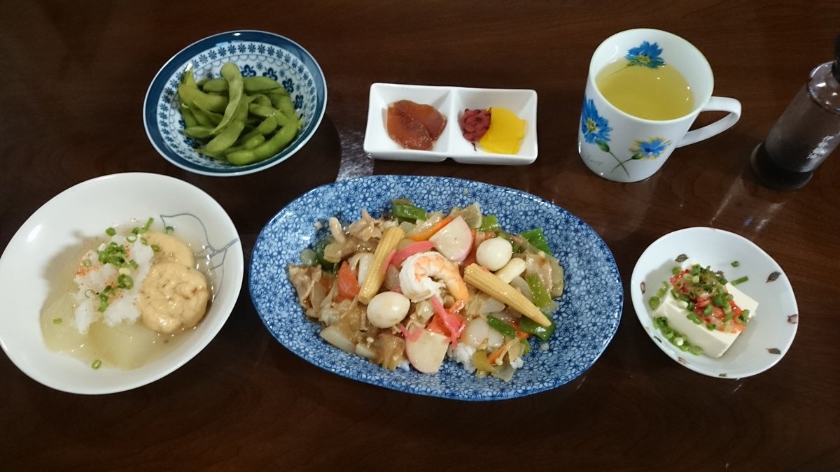 CKStar36's tweet photo. #中華飯
今日の夕飯は、枝豆、冷奴キムチのせ、冬瓜とがんものみぞれ餡掛けと、中華飯です➰🎵
口内炎が痛いから、餡掛けのもの��、つるんっとしたモノばっかりになってしまった💦 https://t.co/K95kbQe6bl