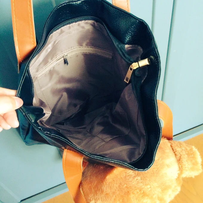 クマの生け捕りバッグ大容量だし(同人誌20冊は余裕)ファスナー閉めたら中身見えないし(重要)内にポケット付いてて整理しやすいしなにより可愛くてお気に入りなんだけど、暑苦しいとディスられた……夏 