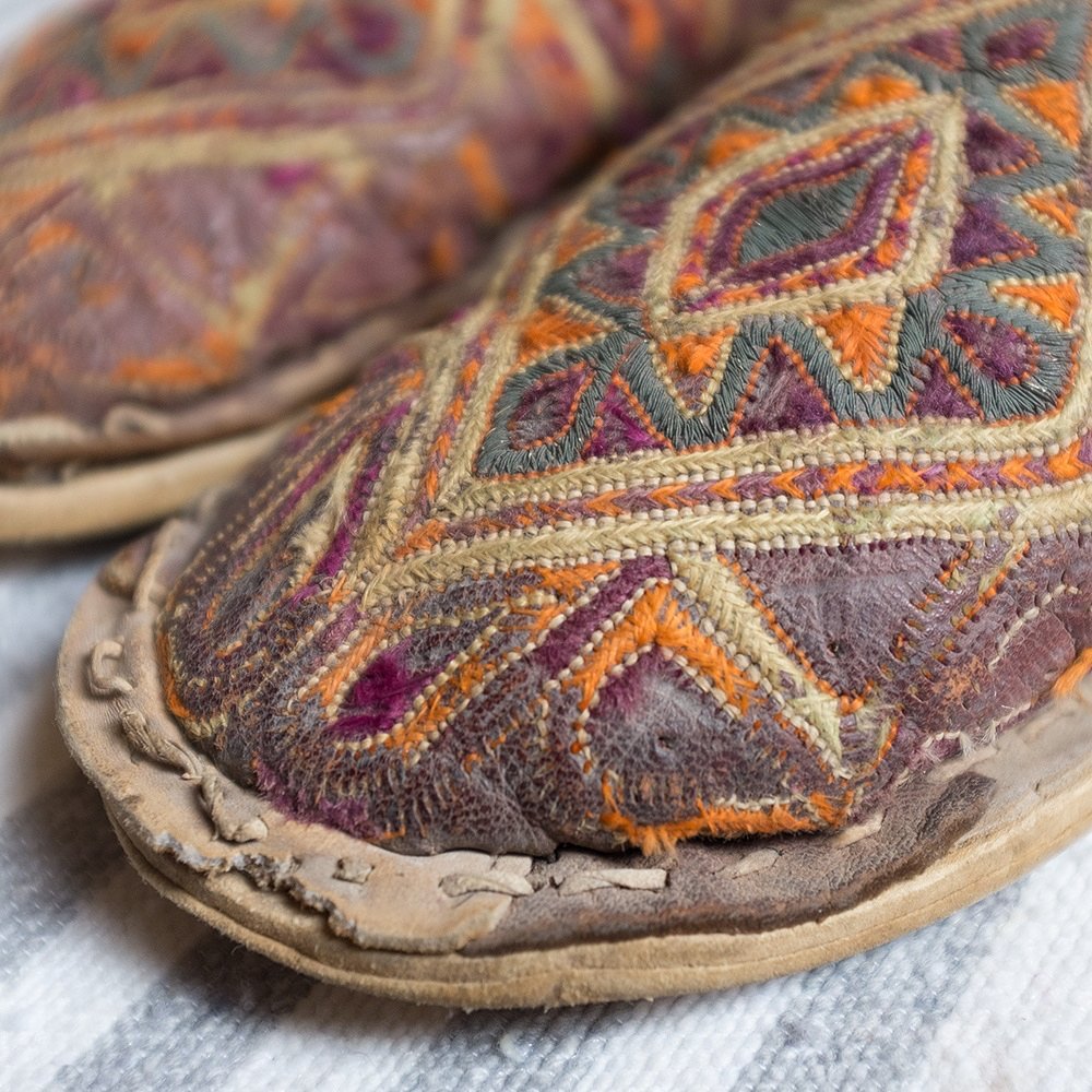 moroccanmuseum's tweet photo. ايدوكان نعال امازيغي قديم يعود لسنة 1930 
A fabulous pair of nearly antique leather babouche slippers, made by tribes of the Ait Ouaouzguite Confederation circa 1930. Such gorgeous detailed embroidery. Museum piece.
#متحف_المغرب
#moroccanmuseum #moroccanculture #morocco https://t.co/hP7h7jCbvi
