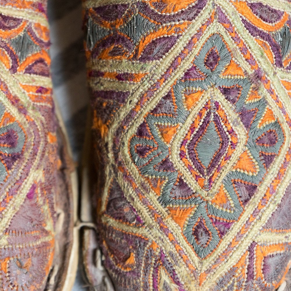 moroccanmuseum's tweet photo. ايدوكان نعال امازيغي قديم يعود لسنة 1930 
A fabulous pair of nearly antique leather babouche slippers, made by tribes of the Ait Ouaouzguite Confederation circa 1930. Such gorgeous detailed embroidery. Museum piece.
#متحف_المغرب
#moroccanmuseum #moroccanculture #morocco https://t.co/hP7h7jCbvi
