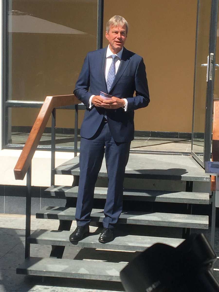 GKeuzenkamp's tweet image. Heropening nieuwe Lindt op Grote Lindt in Zwijndrecht door Peter Rietberg en Burgemeester Dominic Schrijer @gemzwijndrecht