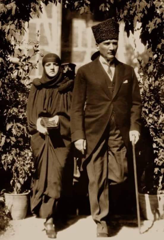 Mustafa Kemal Atatürk'ün eşi Latife Hanım'ı ölümünün 43. yıl dönü...