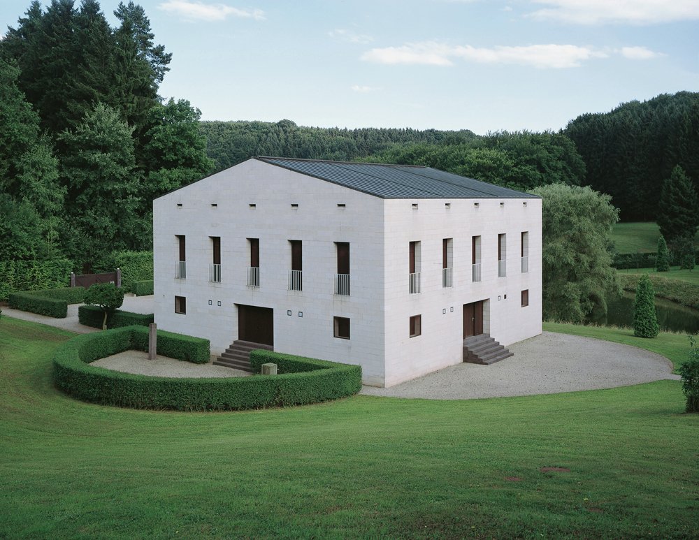 🎈 German-born architect and theorist O.M. Ungers was born on this day in 1926. Located in Utscheid, Germany, built in 1985, the building seen here, Villa Glashütte, is still family-owned and was constructed in tribute to #AndreaPalladio. 

#architecture #rationalism #cube
