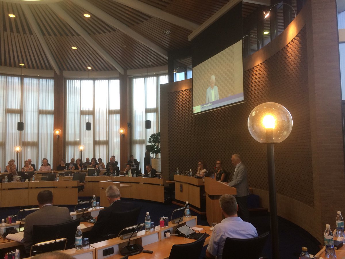 Veel applaus -ondanks verbod- voor insprekers die hun bezwaren kenbaar maken tegen de megalomane bouwplannen in Beukenhorst van appartementen tot hoogtes van 14 verdiepingen.
