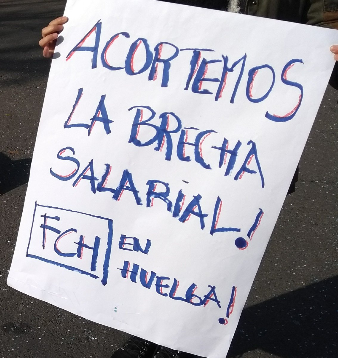sindicato_fch's tweet photo. Dia 2  #FCHenhuelga ¡El ánimo, la fuerza y las convicciones siguen intactas! Las trabajadoras y trabajadores de @fundacionchile continúan su movilización por mayor transparencia y equidad. ¡Movamos la frontera de lo posible! https://t.co/tRHQIzVUkt