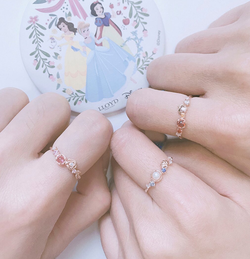 ArtheShop's tweet photo. [PRE-order] 💍 LLOYD x Disney Princess Ring 👑7 เจ้าหญิงดิสนีย์กับแหวน 7 แบบแหวน 10K Gold ประดับด้วยคริสตัลตามแบบของเจ้าหญิง สวยมากกก เป็นของขวัญให้แฟนได้ ใส่เองก็เก๋ๆสวยๆ #lloyd #ผู้หญิง #disney #princess #เครื่องประดับ #แหวน #ของขวัญให้แฟน #ของดีบอกต่อ #ของขวัญวันเกิดแฟน https://t.co/HlUQxazPhv