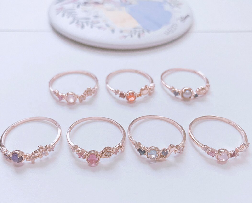 ArtheShop's tweet photo. [PRE-order] 💍 LLOYD x Disney Princess Ring 👑7 เจ้าหญิงดิสนีย์กับแหวน 7 แบบแหวน 10K Gold ประดับด้วยคริสตัลตามแบบของเจ้าหญิง สวยมากกก เป็นของขวัญให้แฟนได้ ใส่เองก็เก๋ๆสวยๆ #lloyd #ผู้หญิง #disney #princess #เครื่องประดับ #แหวน #ของขวัญให้แฟน #ของดีบอกต่อ #ของขวัญวันเกิดแฟน https://t.co/HlUQxazPhv