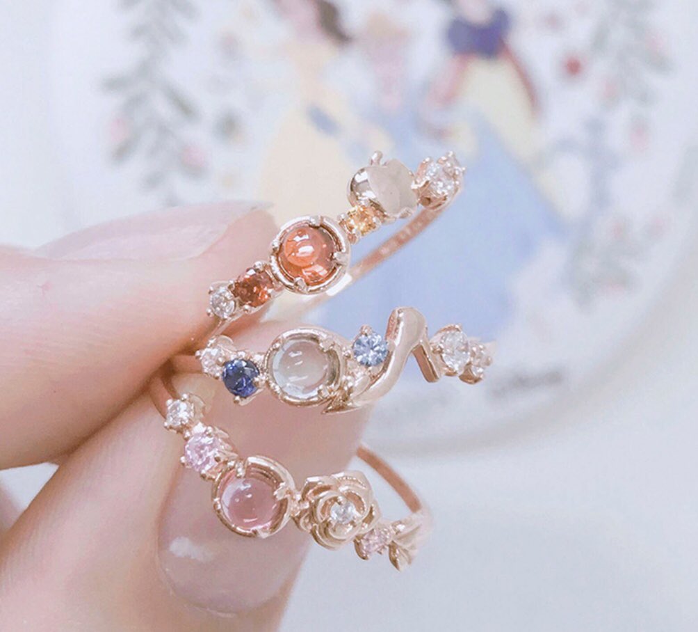 ArtheShop's tweet photo. [PRE-order] 💍 LLOYD x Disney Princess Ring 👑7 เจ้าหญิงดิสนีย์กับแหวน 7 แบบแหวน 10K Gold ประดับด้วยคริสตัลตามแบบของเจ้าหญิง สวยมากกก เป็นของขวัญให้แฟนได้ ใส่เองก็เก๋ๆสวยๆ #lloyd #ผู้หญิง #disney #princess #เครื่องประดับ #แหวน #ของขวัญให้แฟน #ของดีบอกต่อ #ของขวัญวันเกิดแฟน https://t.co/HlUQxazPhv