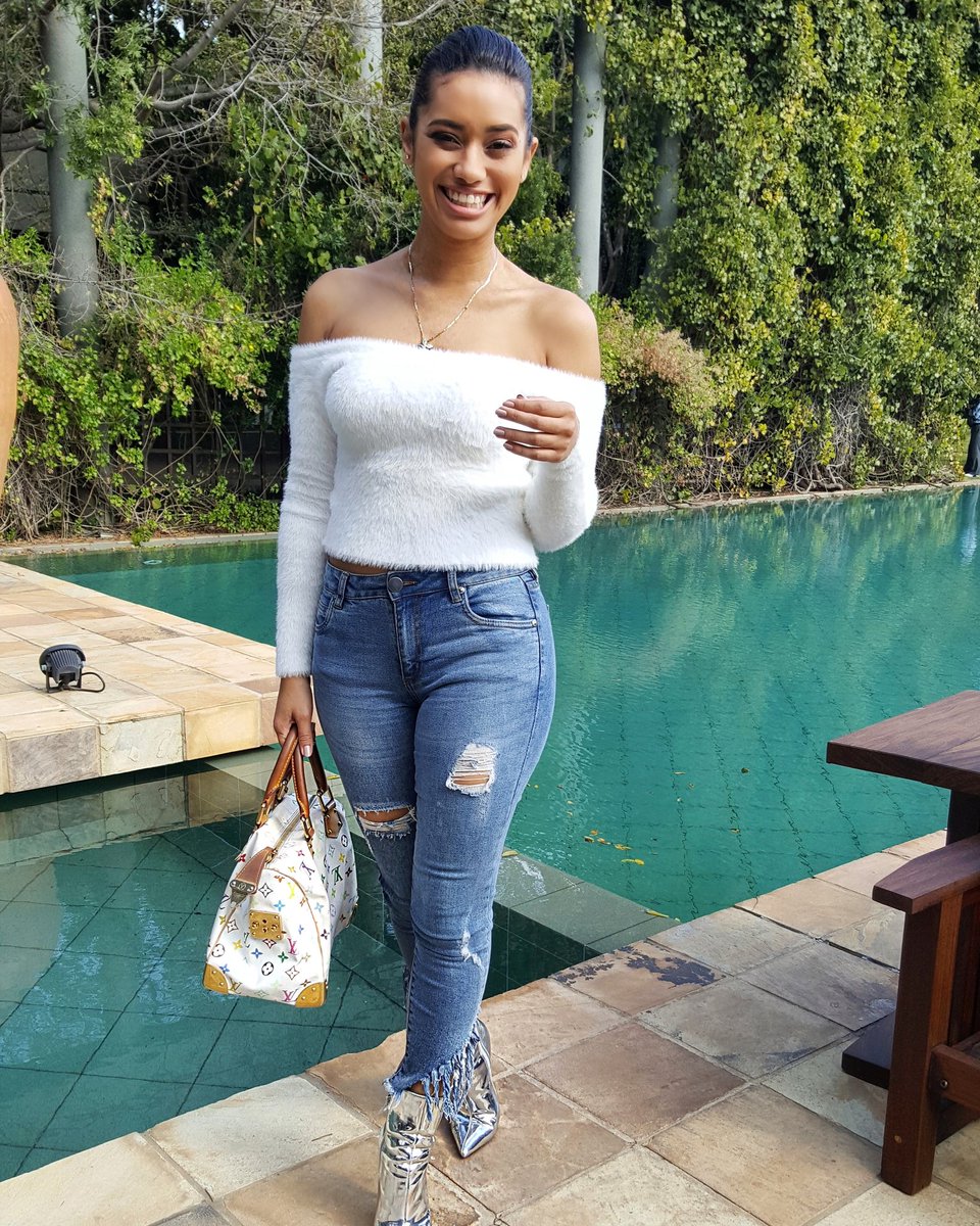 KimJaydeBlog's tweet image. Bouncing between tv shoots &amp;amp; meeting designers can be INSANE! Luckily for me my face stays beat with @revlonsa Lifeproof Colorstay foundation #LiveBoldlySA #ColourstaySA