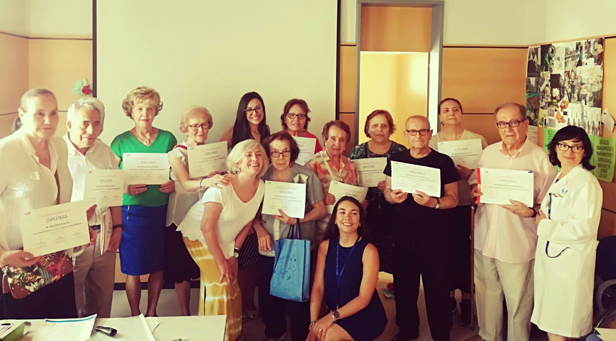 PilarMestreOr's tweet photo. Pacientes "graduados" 🎓 y profes del taller de #medicamentos en #CSReinaVictoria coordinado por farmacéutica  @CCasadoReina #DANorte #AtencionPrimaria + #EMSContigo

Gran ayuda para #polimedicados en evitar errores de 💊medicación y ganar calidad de vida❤ y ej trabajo en equipo https://t.co/NAywR0jmJ8