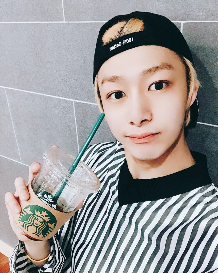 Dooba_mx's tweet photo. 🥤 * Sips Starbucks like Hyungwon * 🥤

#monbebeselcaday #형원 #몬베베 #MaleMbb #Mbboy #몬스타엑스 @OfficialMonstaX @Starbucks https://t.co/5IawmXPRcH