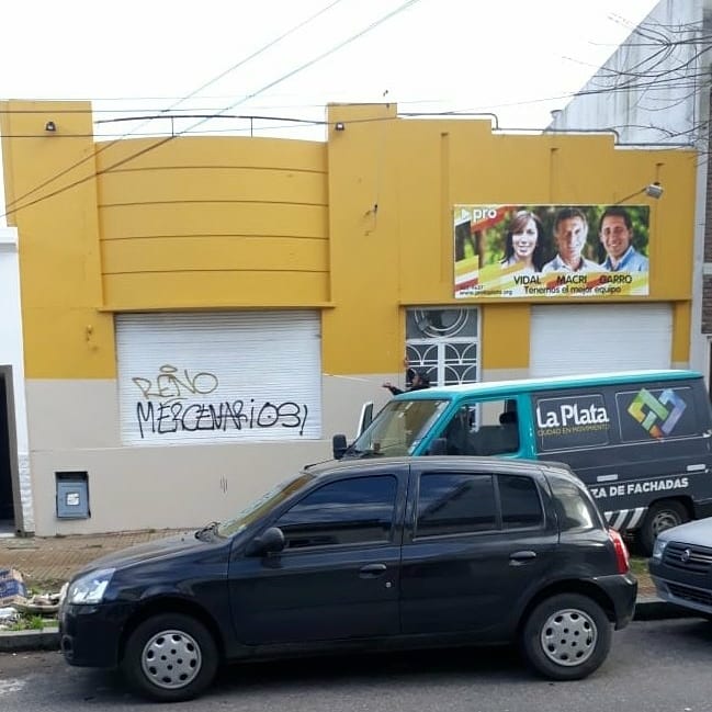 nicocarvalholp's tweet photo. El intendente Julio Garro utilizando recursos municipales (línea *147) en beneficio propio. Me pregunto cuál es la respuesta si cualquier hijo de vecino de La Plata llama al municipio y solicita refacción y pintura para el frente de su casa. 🤷‍♀️ https://t.co/hPdL1NLXxF