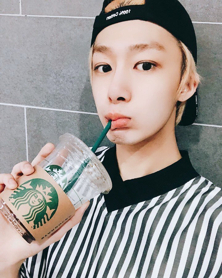 Dooba_mx's tweet photo. 🥤 * Sips Starbucks like Hyungwon * 🥤

#monbebeselcaday #형원 #몬베베 #MaleMbb #Mbboy #몬스타엑스 @OfficialMonstaX @Starbucks https://t.co/5IawmXPRcH