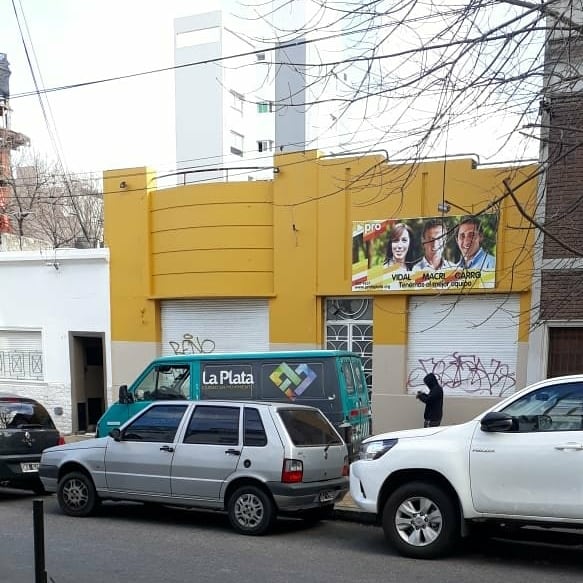 nicocarvalholp's tweet photo. El intendente Julio Garro utilizando recursos municipales (línea *147) en beneficio propio. Me pregunto cuál es la respuesta si cualquier hijo de vecino de La Plata llama al municipio y solicita refacción y pintura para el frente de su casa. 🤷‍♀️ https://t.co/hPdL1NLXxF