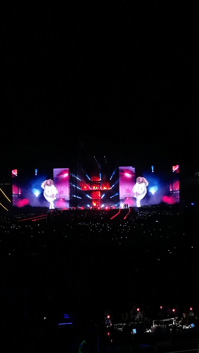 QueraltUceda's tweet photo. Por cierto, ayer estuve en OTR II. Primera vez que veo a @Beyonce en directo. La abeja reina. Aunque Jay Z estuvo a su altura en todo momento. Bey tiene trono en el Olimpo. Y en la tierra en sí. PIEL DE GALLINA DURANTE 2 HORAS Y CUARTO.  #OTRIIbarcelona https://t.co/vpRbgN556n