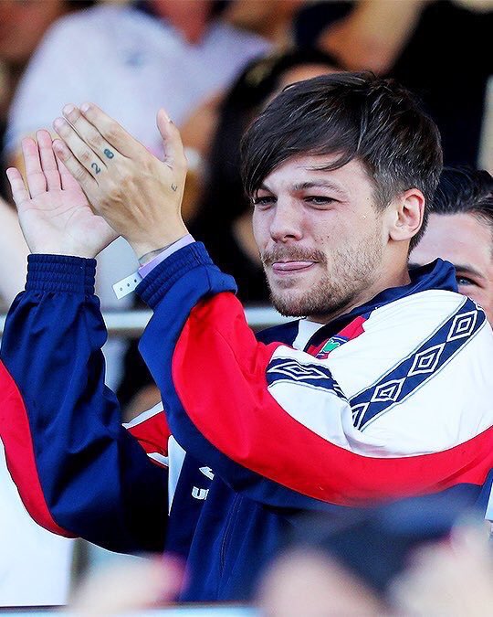 LouisTeamFrance's tweet photo. Louis au match. Il pleure mon petit bébé ca me fait tellement mal au cœur 😔 J’ai envie de prendre la coupe et d’aller la lui donner mdrrr.

-Marion https://t.co/TGnpP9g7a2