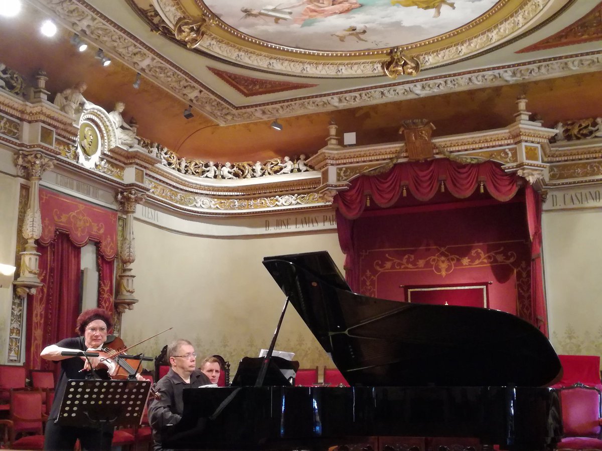 Ayer pudimos disfutar de un concierto muy especial a manos de los profesores de viola y piano, #RivkaGolani y #AndrásKemenes.
🎶 Hoy comenzamos con los conciertos de alumnos a las 19h. en el Paraninfo de la Universidad de Santiago.
#AirasNunes18 #MúsicaDeCámara #ChamberMusic