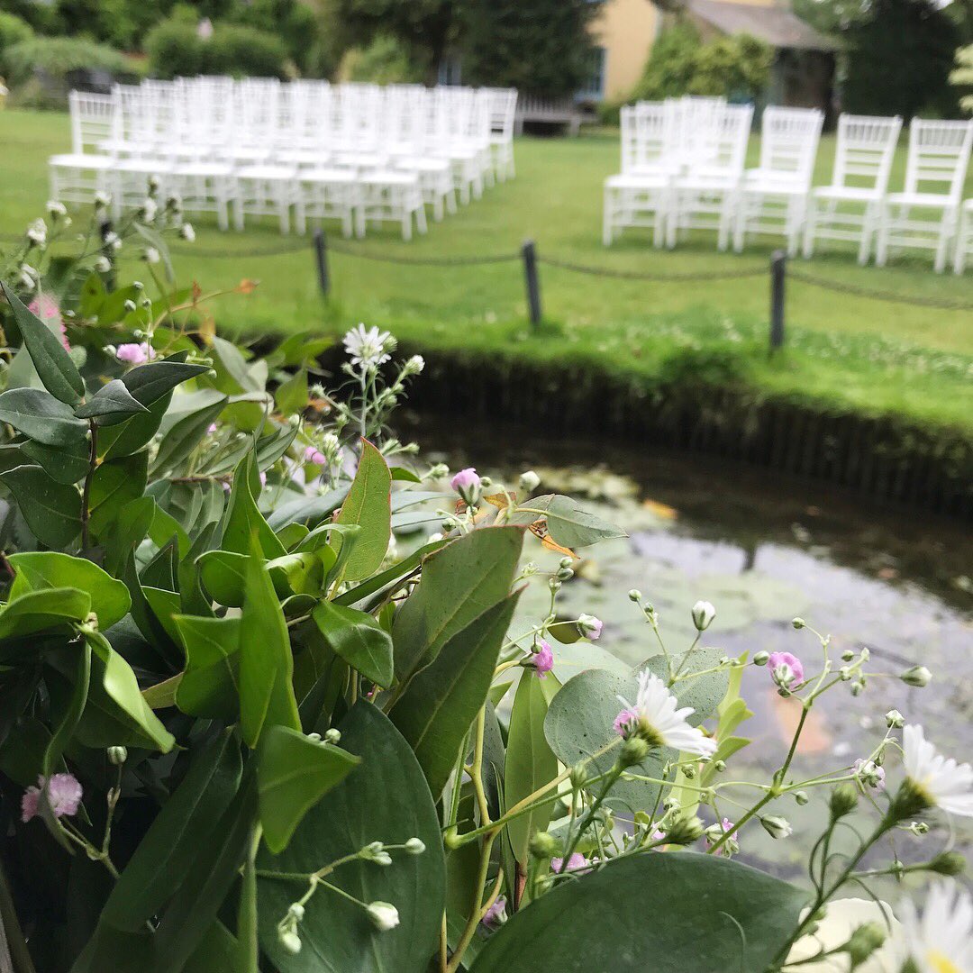 english_petal's tweet photo. We have been busy setting up for a wedding at South Farm! We even got to bring home the bride and grooms dog for an overnight stay! #perksofthejob #southfarm #cambridgeshireflorist #rusticwedding #weddingflowers https://t.co/3bVKZc224m
