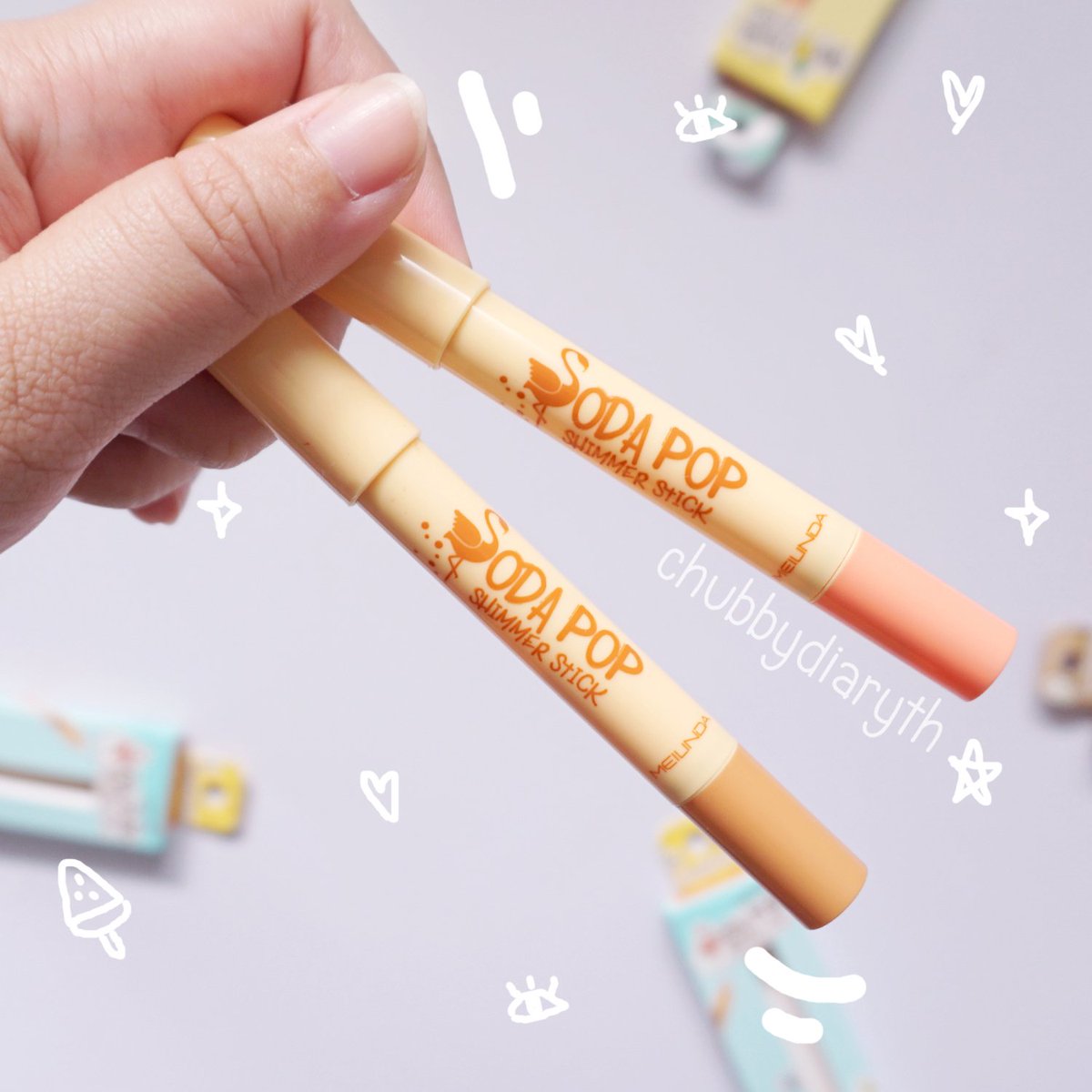 ChubbydiaryTH's tweet photo. 🍑อายแชโดว์แบบแท่งของ MEILINDA “Soda Pop Shimmer Stick” คือดจีย์มากกกก ใช้ง่าย สีแน่นชัด วิ๊งสวยแบบกำลังพอดี กันน้ำได้ ระหว่างวันมีจางลงบ้างแต่โดยรวมค่อนข้างทนเลย อันนี้สี #02 , #03 เป็นสีที่บุ๋มชอบที่สุดในรุ่นนี้จ้า อันละ ฿179 ไปตำด่วน ๆ😍✨
#bloomingdiary #MEILINDA #ถูกและดี https://t.co/8gTlzIngvd