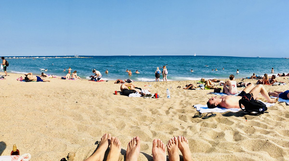 AuskarSurbakti's tweet image. A thorn between two roses at #BarcelonetaBeach.. 🏖☀️🇪🇸 #sun #sand #beach #Barceloneta #Barcelona #Spain
