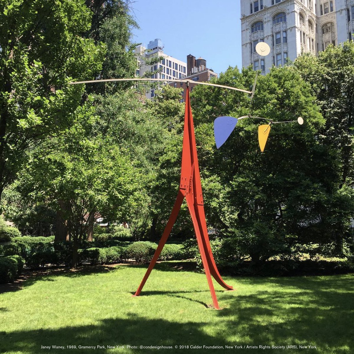 calderfdn's tweet photo. The 26-foot-tall standing mobile Janey Waney is currently installed in Gramercy Park in New York City. Read more: https://t.co/QRsCdh083h https://t.co/UrAQFsa2Ia