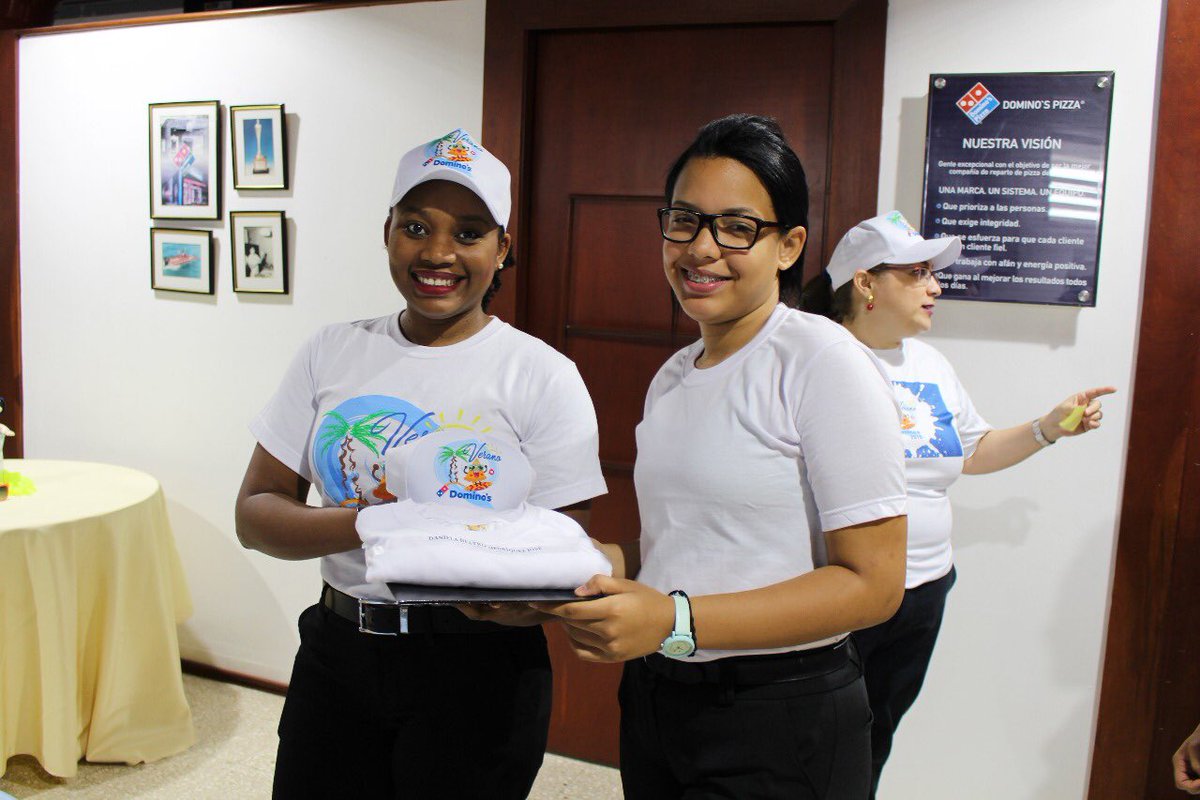 DominosRD's tweet photo. Por más de 15 años, durante los meses de Junio y Julio, #VeranoconDominos ha ofrecido la oportunidad a jóvenes estudiantes de tener su primera experiencia laboral. #OrgulloDominos
Conoce más sobre el programa en: https://t.co/BybuVV5NN9 https://t.co/g0hCKnMxF9