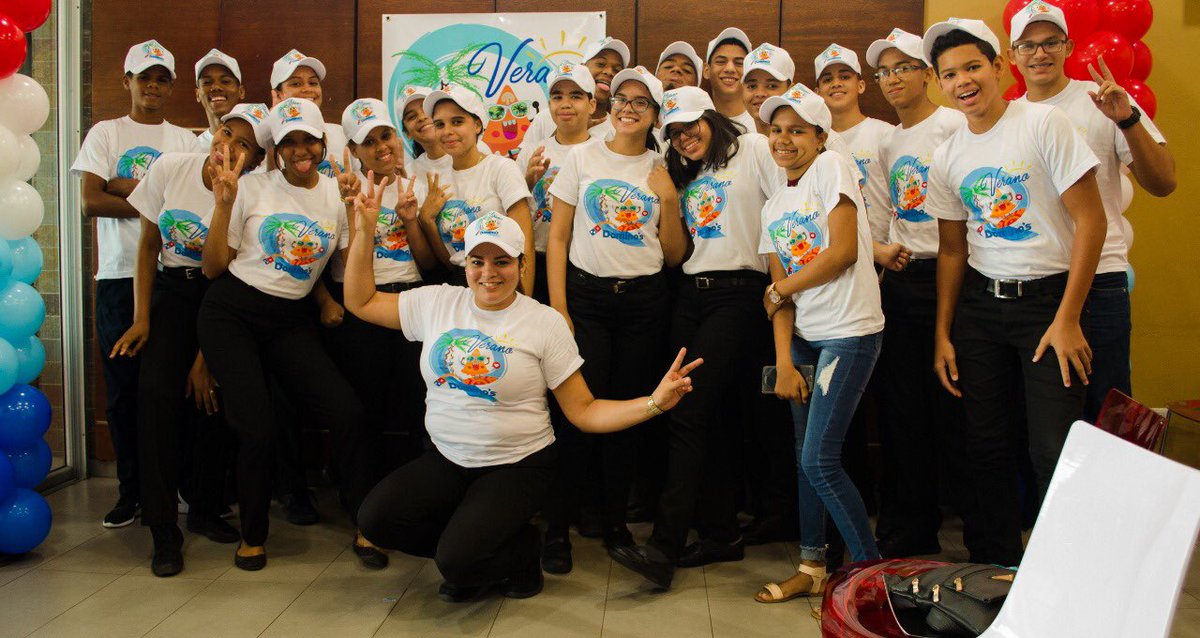 DominosRD's tweet photo. Por más de 15 años, durante los meses de Junio y Julio, #VeranoconDominos ha ofrecido la oportunidad a jóvenes estudiantes de tener su primera experiencia laboral. #OrgulloDominos
Conoce más sobre el programa en: https://t.co/BybuVV5NN9 https://t.co/g0hCKnMxF9