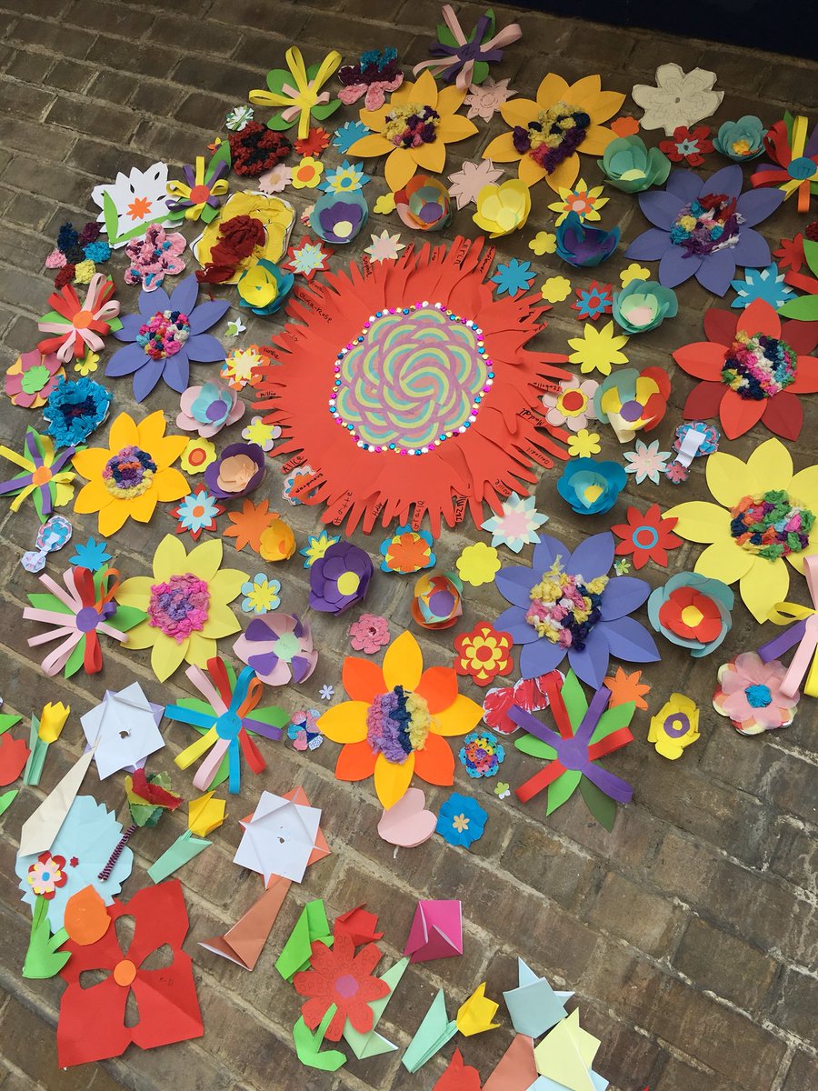 LiveTaunton's tweet photo. Stunning #paperflowers outside @MeccaTaunton in #Taunton for #Tlive2018 well done to all The Taunton district Rainbows and Brownies, with some additions by the @SomersetLib #TauntonLibrary Papercraft group. @GoCreateTaunton #Brownies #Rainbows #visittaunton #ArtsTrail https://t.co/mSn9jlM2kh