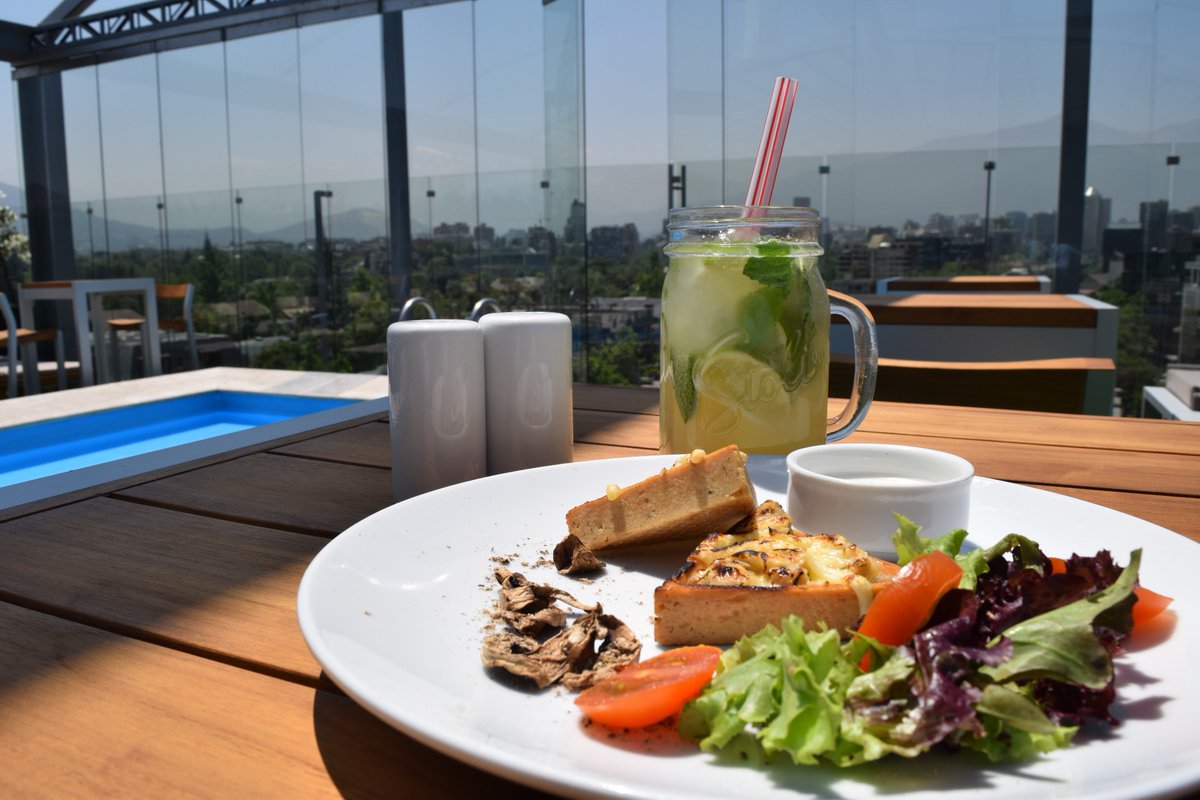 Hoy es un #BuenJueves para darse un gusto.
#AlmuerzoEjecutivo en #TramontoBar, te esperamos de 12:30 a 15:00 Hrs.

Estamos ubicados en Av. Nueva Costanera 3736, Piso 9 Vitacura, más en tramontobar.cl