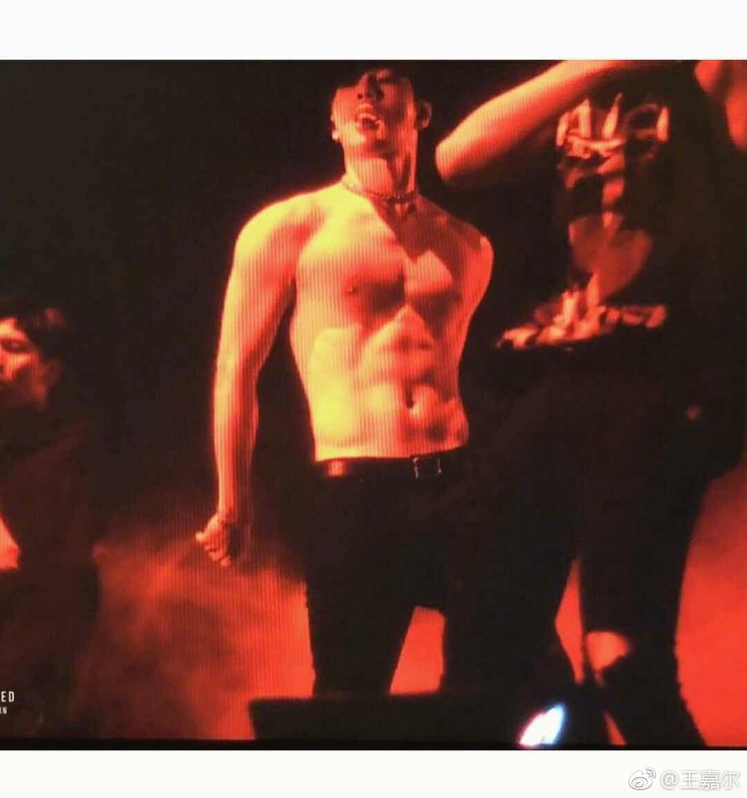 GOT7Snaps's tweet photo. [JACKSON WEIBO(4P)] 王嘉尔: Houston的时候来看表演的朋友们！
谢谢你们！🙌
也知道你们下着雨，在外面排队😞
没有感冒吧... 4/4P https://t.co/eK3DzNUHNd #kpopsnaps https://t.co/uoyV1Jm6hX