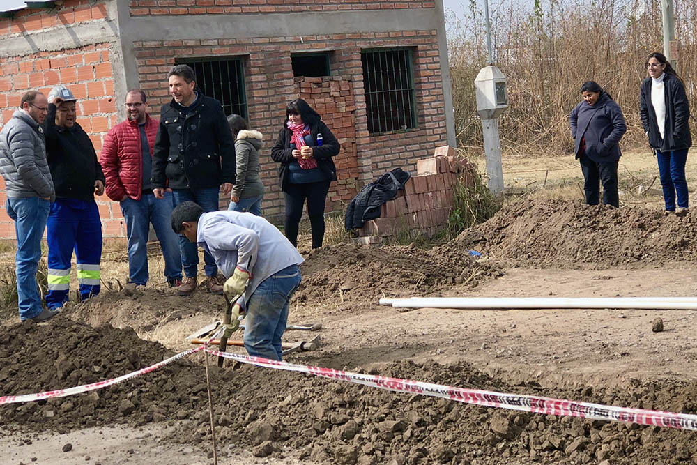 GobiernoSalta's tweet photo. #PlanConectate Familias de Capital y Cerrillos se conectan a los servicios domiciliarios de agua y cloaca. Lo hacen por medio de un microcrédito otorgado por el IPV que se devuelve en 60 cuotas fijas.
Más info ➡️ https://t.co/1ads9EYgY2 https://t.co/V5nq4rtSNo