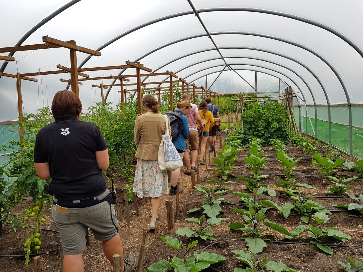 Beautiful <a href="/SissinghurstNT/">SissinghurstNT</a> with our 2nd year <a href="/RHSWisley/">RHS Garden Wisley</a> students. As always our fellow horticulturists so generous with their time and knowledge. Thanks so much <a href="/troyatsiss/">troy scott smith</a> and Jennifer.