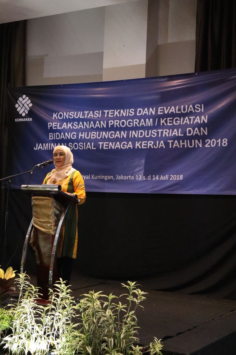 Acara Konsultasi teknis dan evaluasi pelaksanaan program /Kegiatan bidang HI dan Jamsos tenaga kerja 2018, dibuka langsung oleh Dirjen PHI-jamsos <a href="/haiyani_r/">Haiyani Rumondang</a> .<a href="/KemnakerRI/">Kementerian Ketenagakerjaan RI</a>