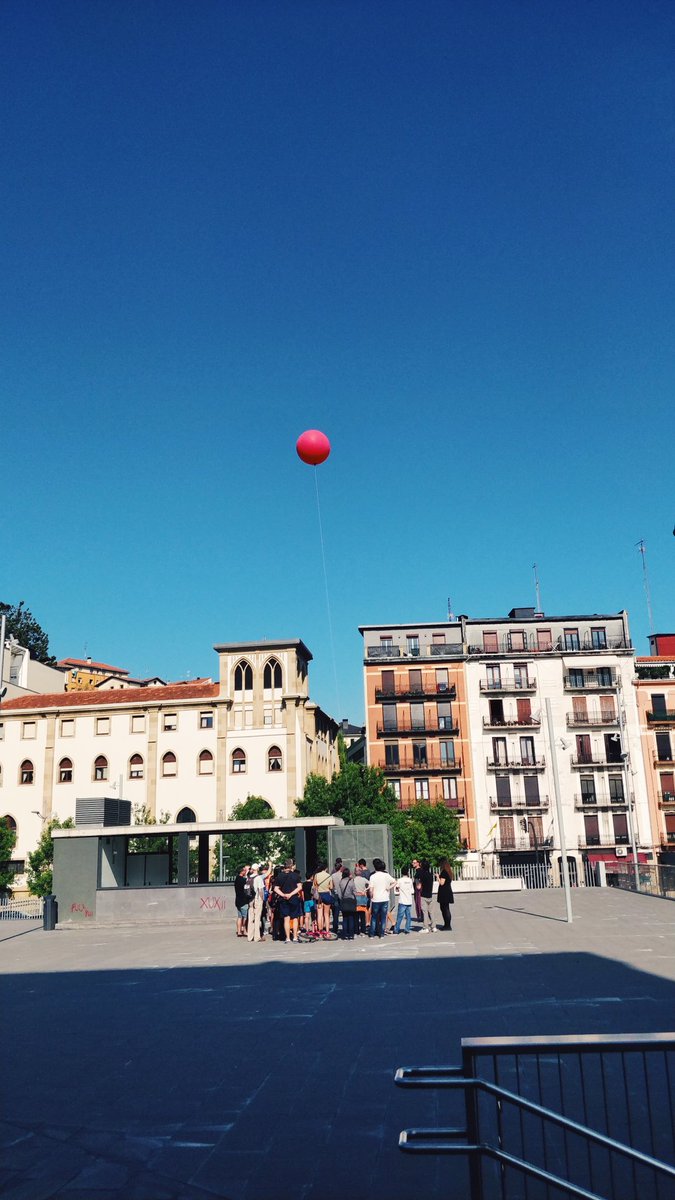 TBKmedialab's tweet photo. Hoy hace 5 años a esta misma hora nacía #Hirikilabs como programa, fue en con un taller de aerofotografia con globos en la playa de la Concha. ¡Aquí estamos de nuevo 🎈🎈🎈🎈🎈 pero hoy hace sol ☀️! https://t.co/YW61PpWoMR