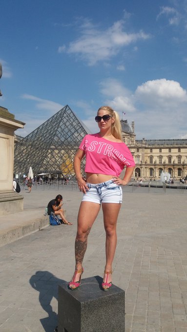 Salut de Paris😘😘😘 https://t.co/loDFeMPYdT