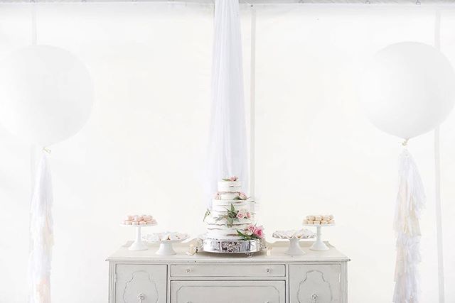 Beautiful cake and dessert on display. It’s all in the aesthetics! 🍰🎈 📷: <a href="/blairmarie/">Blair Clifford</a>
