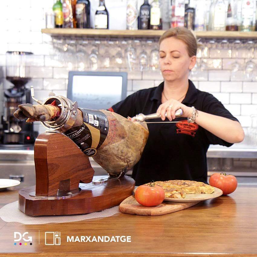 Dgallerylleida's tweet photo. 👉🏻Si vols fer visible la teva #marca nosaltres tenim la solució. 🤗🤗🤗
.
#Dgallery #BrandMarket #robalaboral #samarretes #ropalaboral #publicitat #calitat #Lleida #Bar #Bodegueta #pernil #menjabo #dinar #restaurantslleida #restaurant #restaurante #disseny https://t.co/47qOhMVag9